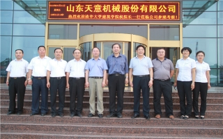 清華大學(xué)建筑設(shè)計研究院副院長、研究員侯建群蒞臨