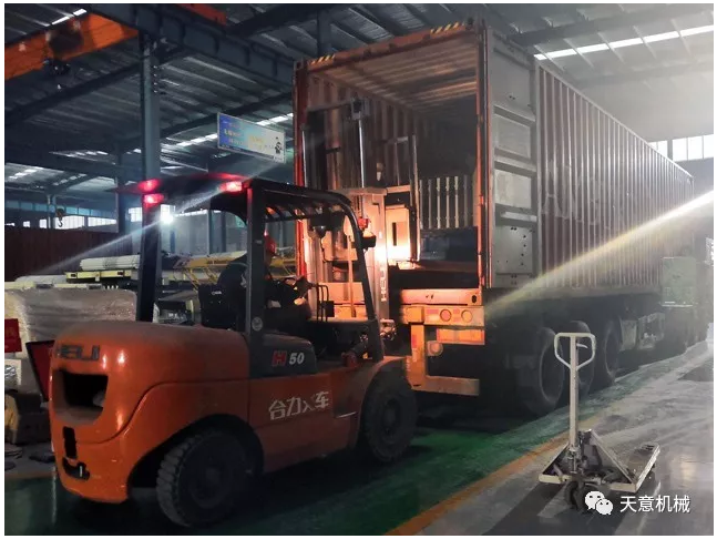 天意機(jī)械為柬埔寨客戶加工生產(chǎn)年產(chǎn)80萬平方輕質(zhì)墻板生產(chǎn)線成功裝車啟運！